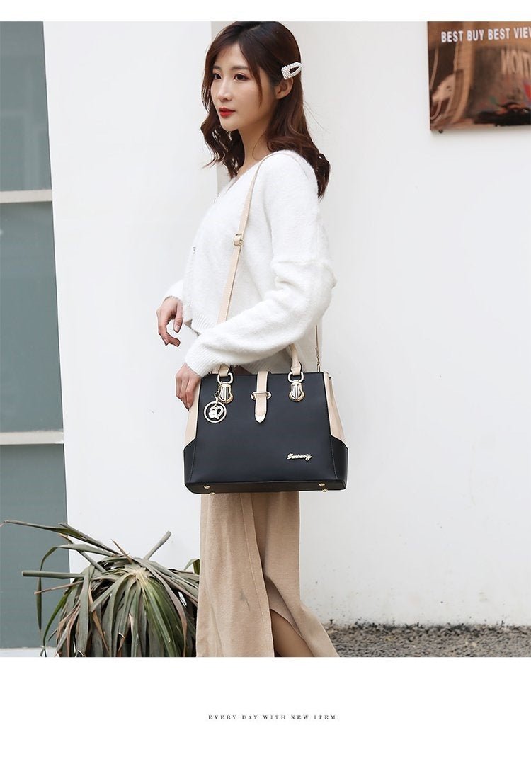 Atmospheric Clutch Shoulder Bag Creamy white