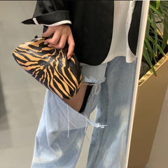 Folded Large Capacity Diagonal Dumpling Clutch Black and white tuba