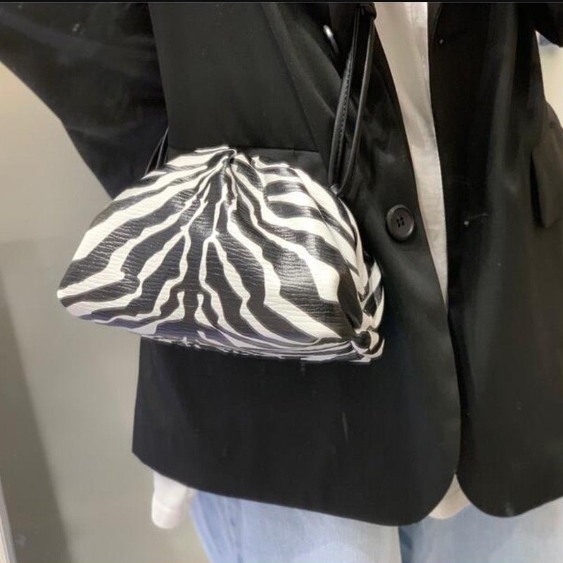 Folded Large Capacity Diagonal Dumpling Clutch Black and white tuba