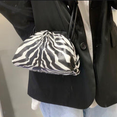 Folded Large Capacity Diagonal Dumpling Clutch Black and white tuba