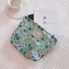 Literary Flower Clutch Bag with Elegant Appeal Green
