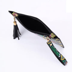 Pattern tassel clutch Green