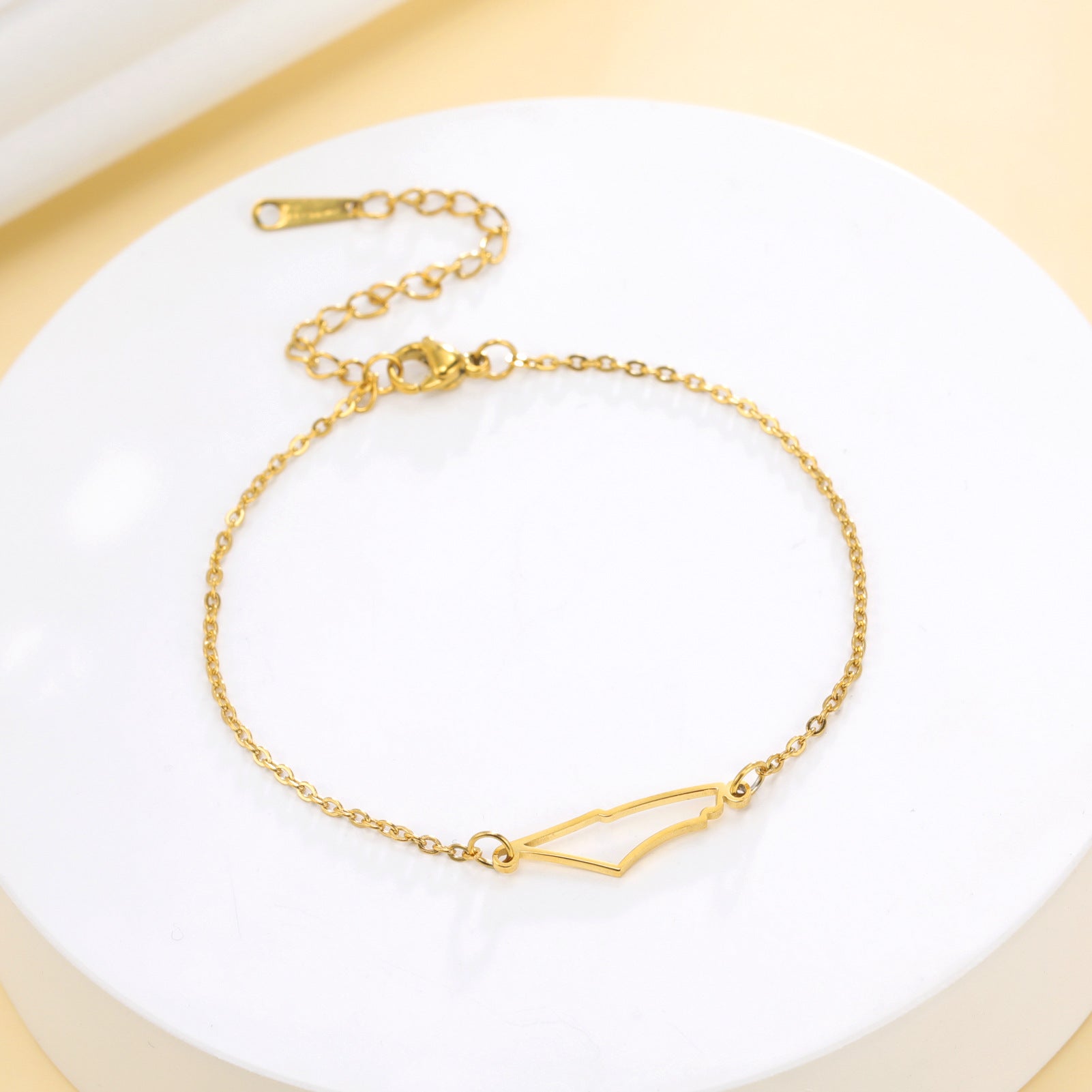 Stylish Pendant Stainless Steel Bracelet: Fashionable Elegance Gold
