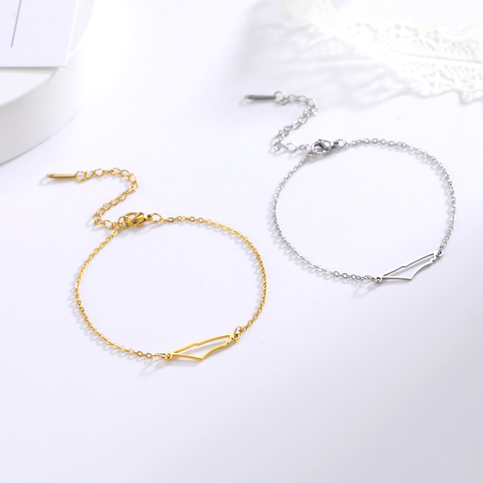Stylish Pendant Stainless Steel Bracelet: Fashionable Elegance Gold