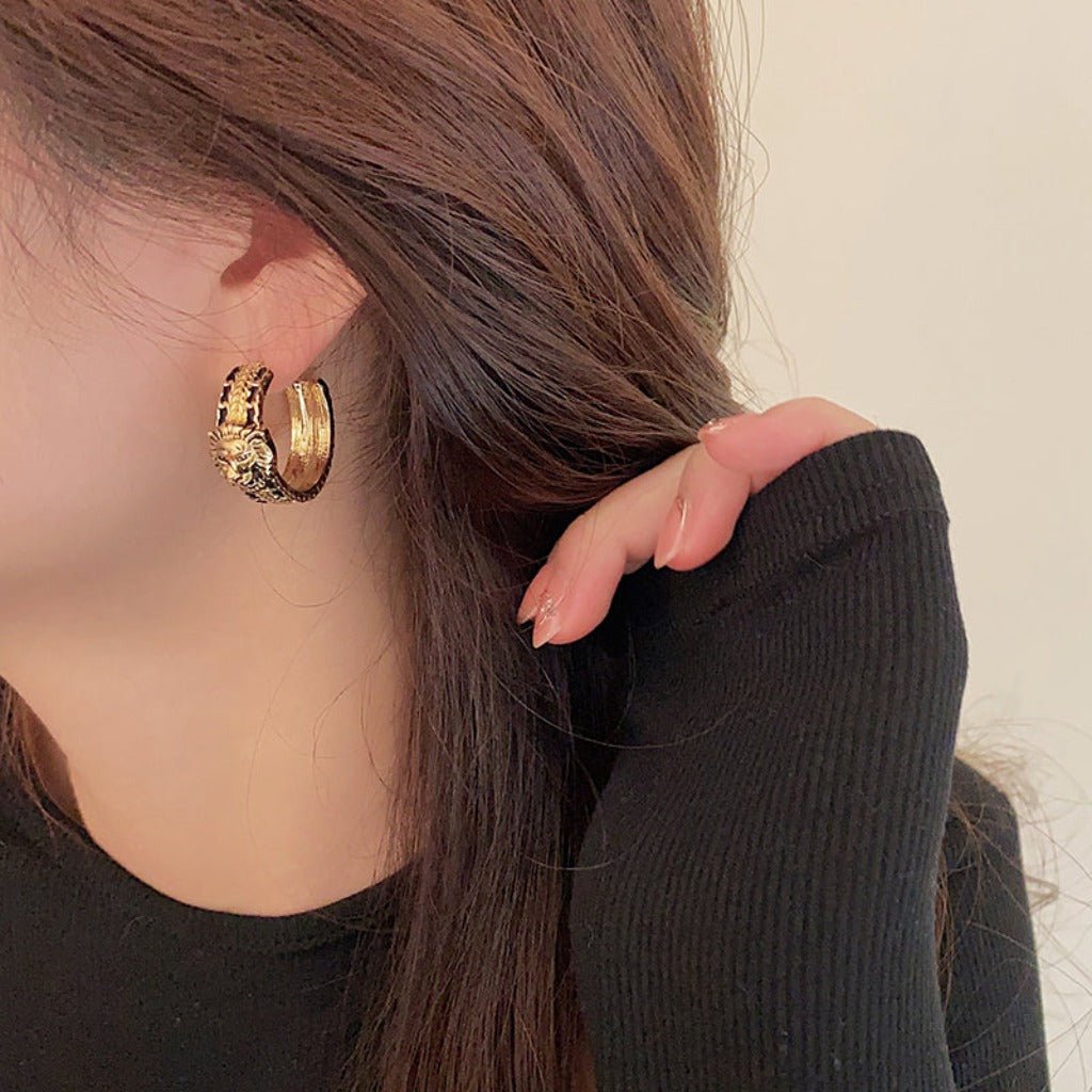 Exquisite Fashion Vintage Tiger Head C - shaped Ear Loops Earring Gold