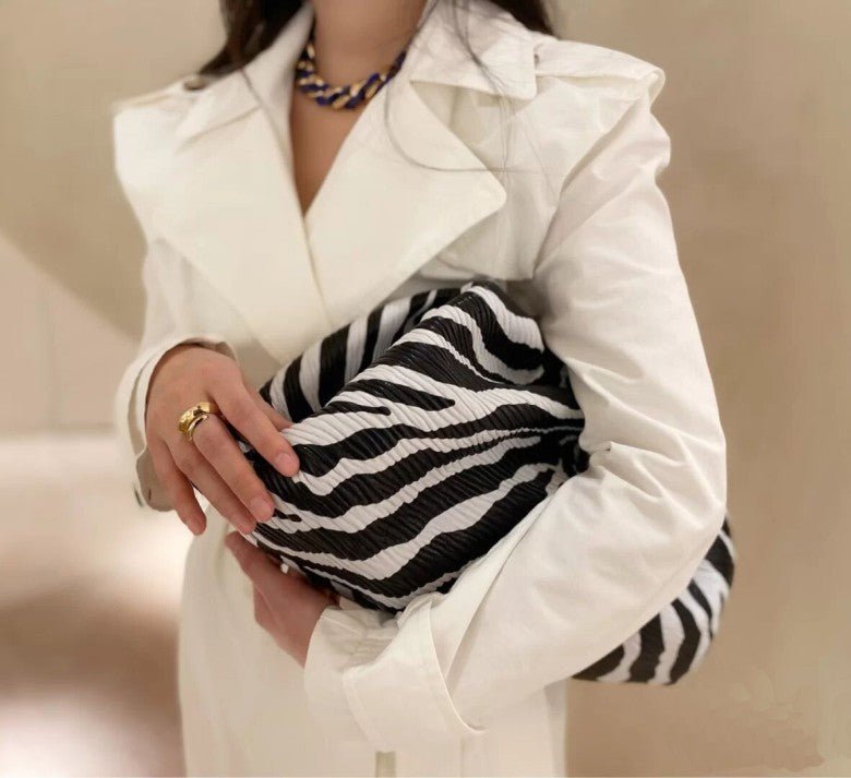 Folded Large Capacity Diagonal Dumpling Clutch Black and white tuba