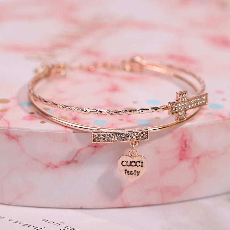 Peach Heart Pendant Letter Bracelet A Sweet and Personalized Adornment Gold