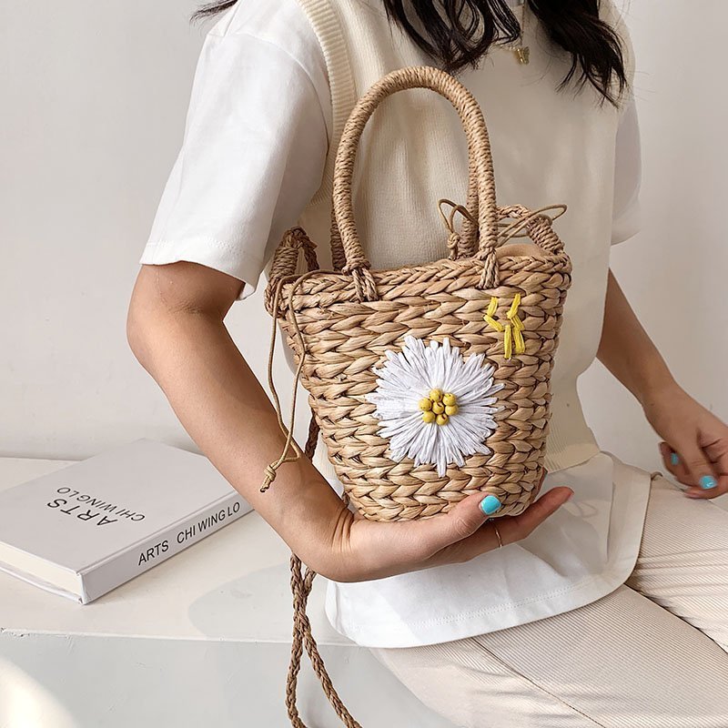 Small Daisy Straw Bag Women Shoulder Bags Handmade Apricot