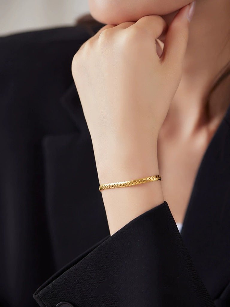 Timeless Elegance: Women's Simple Cuban Fade - Resistant Bracelet Gold