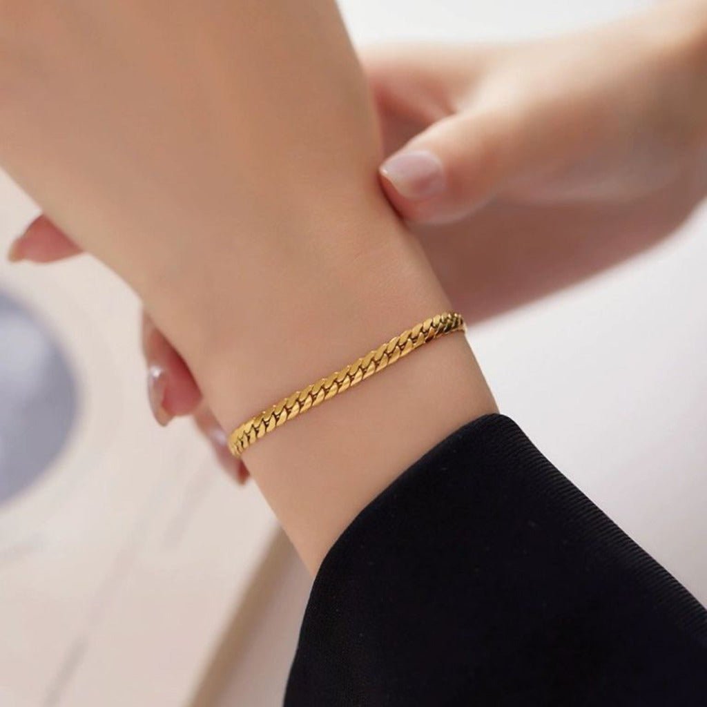 Timeless Elegance: Women's Simple Cuban Fade - Resistant Bracelet Gold