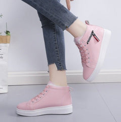 Women With Plush Snow Boots And Short Sleeves Pink