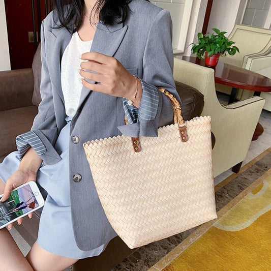 Woven Retro Handbag with Spacious Capacity for a Timeless Touch Beige