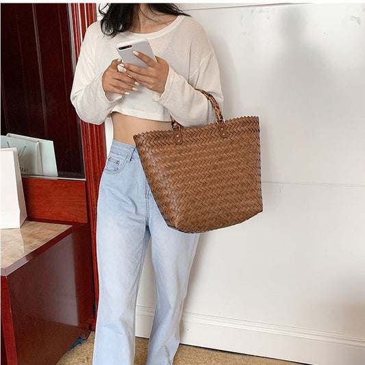 Woven Retro Handbag with Spacious Capacity for a Timeless Touch Beige